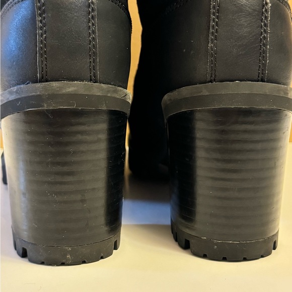 UGG Redwood Suede and Leather  Boot - Picture 8 of 8